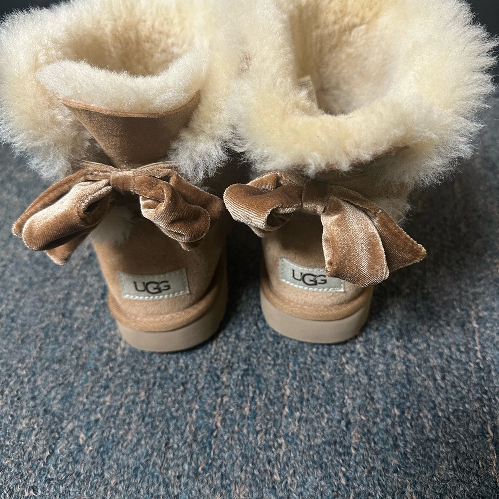 Velvet Bailey Bow Uggs Size 7
